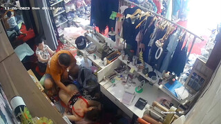 流出黑客破解网络摄像头监控偷拍服装店老板给媳妇搽药兽性大发趴在媳妇身上发泄一下兽欲